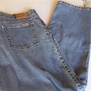 Levi's blue jeans women size 16 measures 37x29 mid
